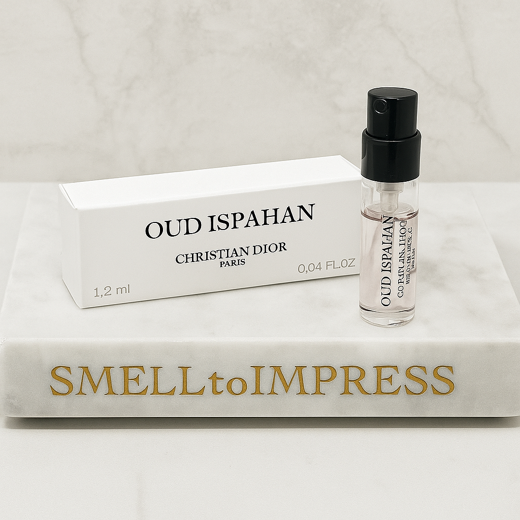 zdjęcie oficjalnych próbek perfum CHRISTIAN DIOR OUD ISPAHAN (Unisex) EDP 1.2ML na marmurowym stojaku smelltoimpress