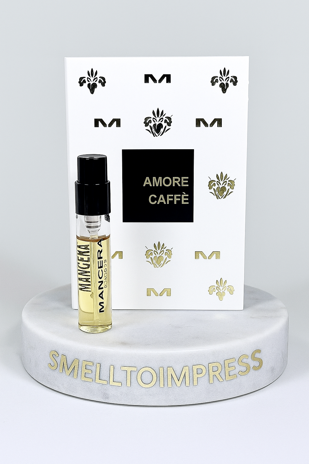 MANCERA Amore Caffe Eau de Parfum 0,06 fl. oz. 2 ml oficjalna próbka perfum na marmurowej podstawce smelltoimpress
