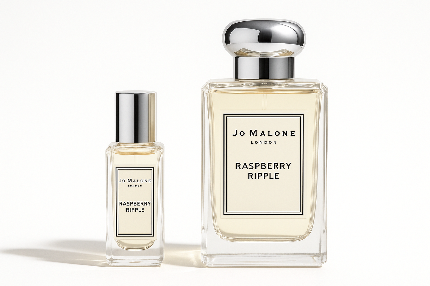 Butelka z próbką Jo Malone Raspberry Ripple o pojemności 12 ml stojąca obok butelki Jo Malone Raspberry Ripple o pojemności 100 ml
