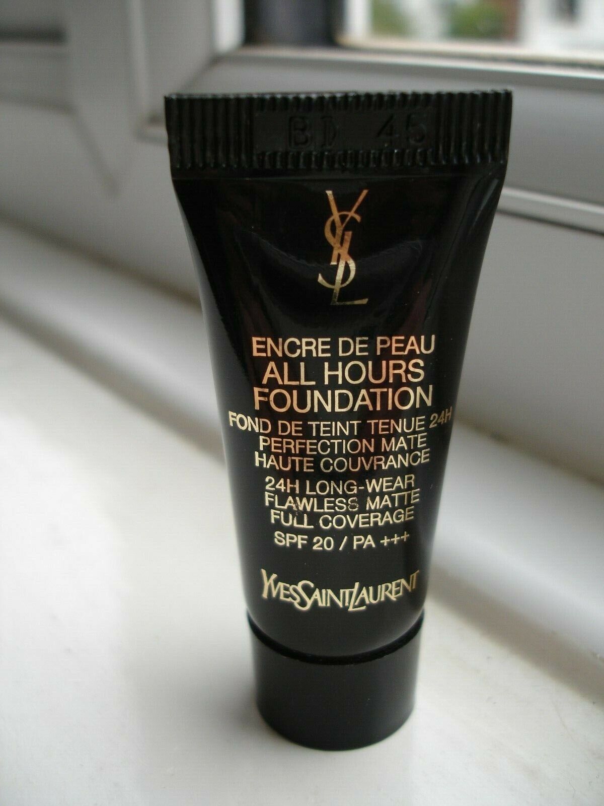 Yves Saint Laurent All Hours Foundation 5ml 0.16 fl. oz. oficjalna próbka kosmetyków do pielęgnacji skóry Odcień B 90 Ebony