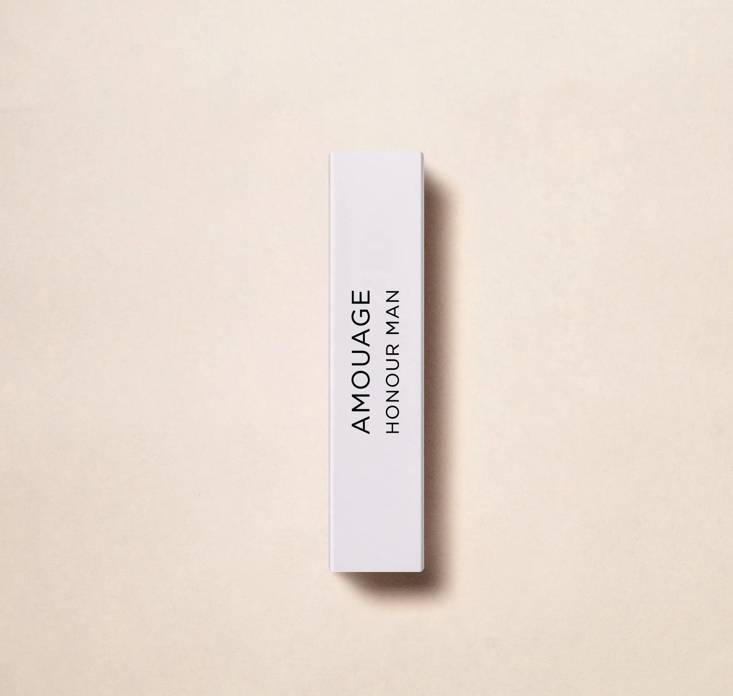 Odkryj luksus perfumerii Amouage z oficjalną próbką perfum Honour Man 2 ml 0,06 uncji. Zanurz się w wyrafinowanym zapachu tej renomowanej marki. Idealna do poprawek w podróży lub jako próbka cenionych zapachów Amouage.