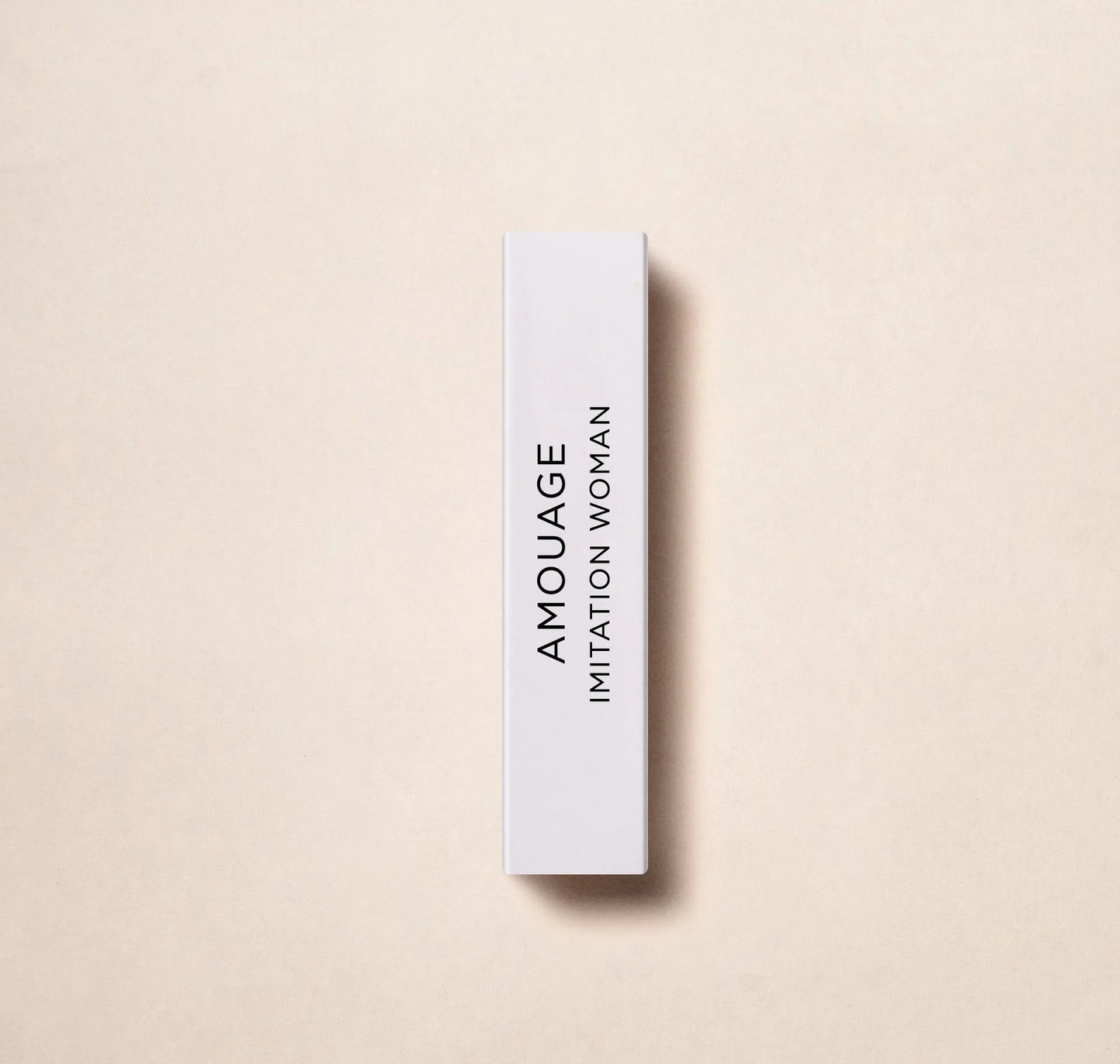 Odkryj luksusowy zapach Amouage Imitation Woman z tą oficjalną próbką o pojemności 2 ml i wadze 0,06 uncji. Stworzony przez renomowany dom perfumeryjny Amouage, zapach emanuje elegancją i wyrafinowaniem. Idealny do przetestowania przed zakupem pełnow