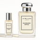 Butelka z próbką Jo Malone Raspberry Ripple o pojemności 12 ml stojąca obok butelki Jo Malone Raspberry Ripple o pojemności 100 ml