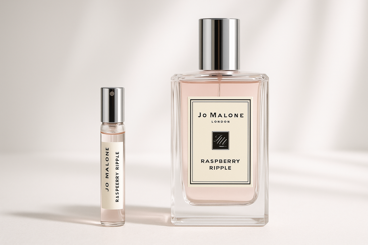 Próbka perfum Jo Malone Raspberry Ripple 2 ml obok butelki perfum Jo Malone Raspberry Ripple 100 ml