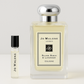 Próbki perfum Jo Malone Silver Birch & Lavender Cologne, próbka zapachu o pojemności 6 ml stojąca obok pełnowymiarowego flakonu perfum Jo Malone Silver Birch & Lavender Cologne o pojemności 100 ml